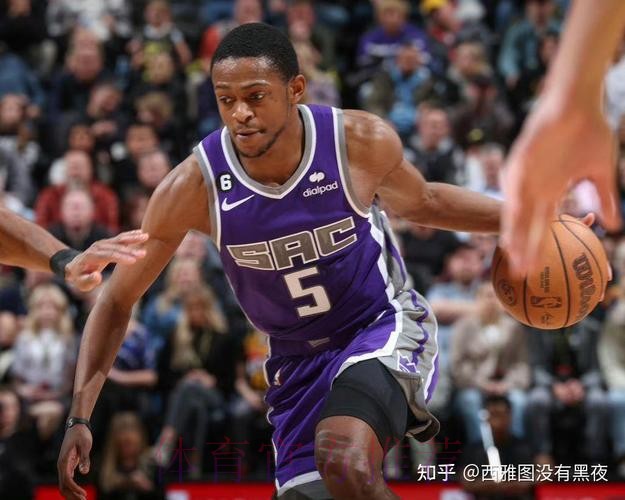 福克斯：球员都会经历低迷期，但要找到其他方式去影响比赛