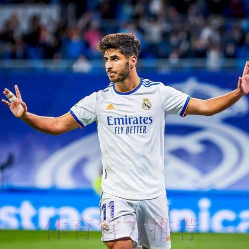 阿森西奥晒比赛用球：帽子戏法！我们在不断提高