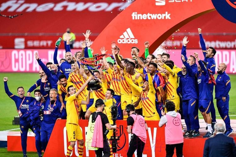 大气!皇马祝贺巴萨夺冠 科曼12个月内两夺国王杯